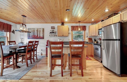 Bethel Cabin | The Après Inn w/Hot Tub and Fireplace!