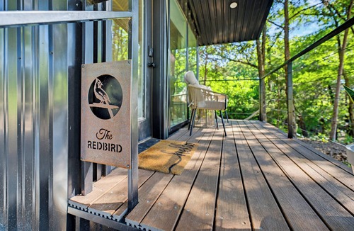 Alvord Cabin | The Barn Owl | Cozy Treehouse + Pickleball Court