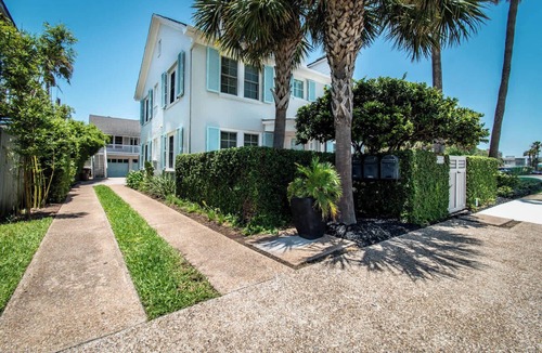 Del Mar House | The Bayside Loft on Ocean Drive Sleeps 4