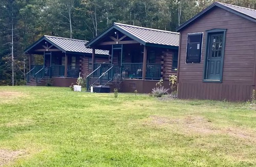 Cushing Cabin | THE BEAR'S DEN Cute and cozy studio Maine cabin