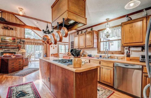 Sky Valley Cabin | The Bird House Stay - Firepit and Grill