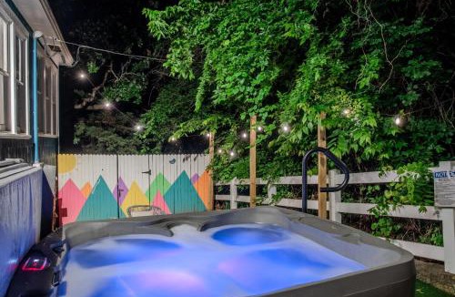 Davis House | The Bluebird Cottage Style Cabin with Hot Tub near Turner Falls and Casinos