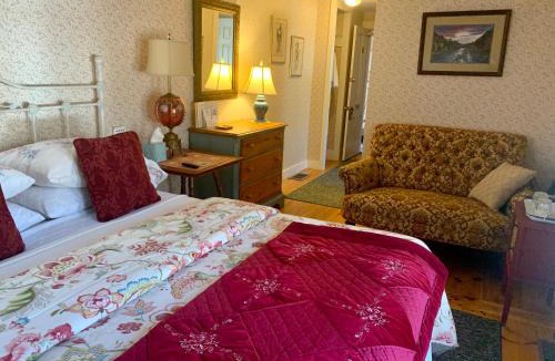 Intervale Bed & Breakfast | The Buttonwood Inn on Mt. Surprise