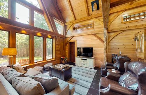 Franklin House | The Cabin on 32 wooded acres - tranquil new-build with sauna & forested views