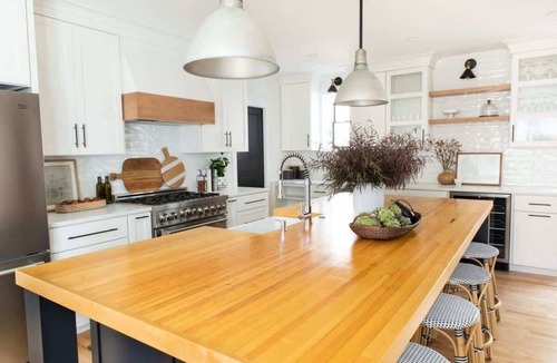 Ohio City House | The Carriage House and The Chatham Manor | Hot Tub