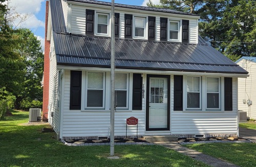 Conneaut Lakeshore Cottage | The Cherry Pitt-Cozy 6 bedroom cottage in peaceful Conneaut Lake w/water access.