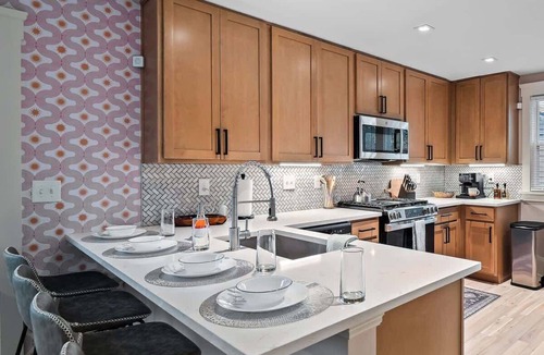 Detroit - Shoreway House | The Cleveland Canvas - Hot Tub - Sleeps 12