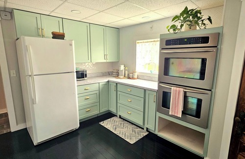 Drifting Cottage | The Cottage on Knox - Quaint 2-bedroom with AC located in charming Lanse