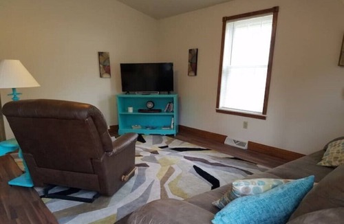 Edinboro Cottage | The Cove, cozy cottage by Edinboro Lake