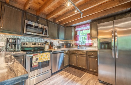 Montrose Cabin | The Cozy Cabin | Hot Tub & Fire Pit | Sleeps 6