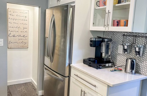 Williamsville House | The Cozy Cottage- a Village gem! Sleeps 7-central location-walk to shop & eat!
