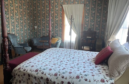 Guilford Bed & Breakfast | The Cummings Room - Queen Bed - The Guilford Bed & Breakfast