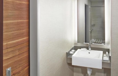 Pittsford Hotel | The Del Monte Lodge Renaissance Rochester Hotel & Spa