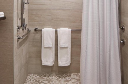 Pittsford Hotel | The Del Monte Lodge Renaissance Rochester Hotel & Spa