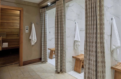 Pittsford Hotel | The Del Monte Lodge Renaissance Rochester Hotel & Spa