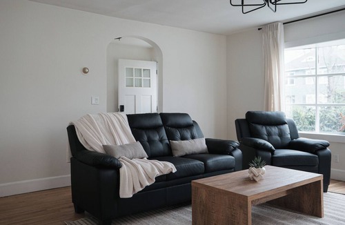 Binghamton Apartment | The Designers Apartment - 5 Minutes to Downtown