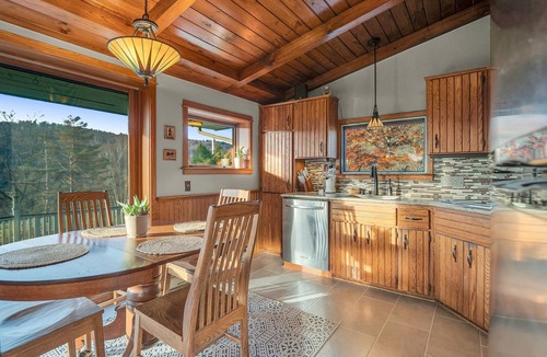 Ellicottville Villa | The Eagles Nest, Couples Escape - Hot Tub & Views