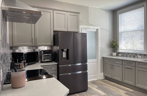 Downtown Niagara Falls House | The Falls House - Luxury Modern 3 Bedrooms Apt