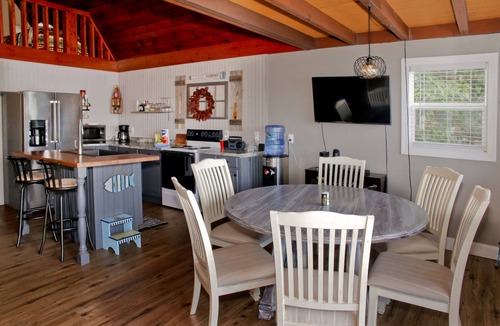 Dundee Cabin | The Fish Inn | This classic lakefront cottage sits on the East side of Waneta Lake