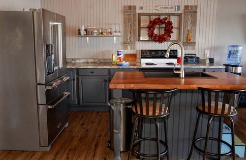 Dundee Cabin | The Fish Inn | This classic lakefront cottage sits on the East side of Waneta Lake