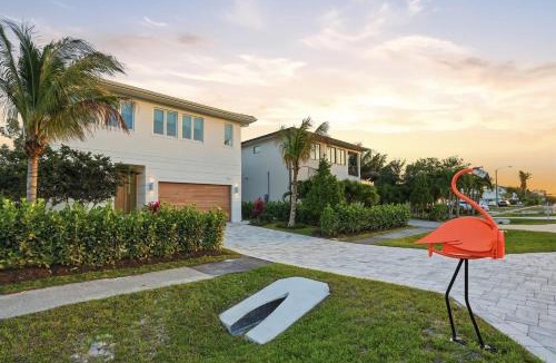 Naples Park House | The Flamingo Retreat - Resort Pool - Walk to Beach
