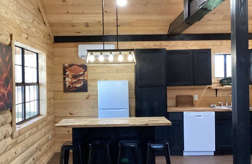 Columbus Cabin | The Gator Nest-Brand New Lake Cabin Near Boat Ramp & World- Class Fishing