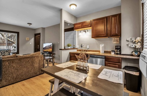 Niagara Falls House | The Grand Gorge Getaway