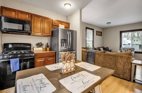 Niagara Falls House | The Grand Gorge Getaway
