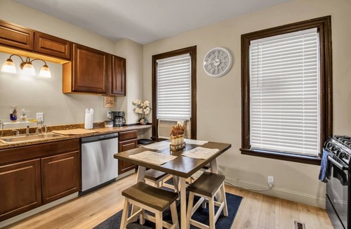 Niagara Falls House | The Grand Gorge Getaway