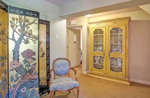 Jamestown Bed & Breakfast | The Green Room at The Oaks Hotel-Queen Size Bed