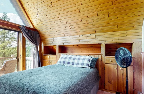 Hartland Cabin | The Hawk's Eye | Lakefront cabin with dock, kayak, fireplace, balcony, grill