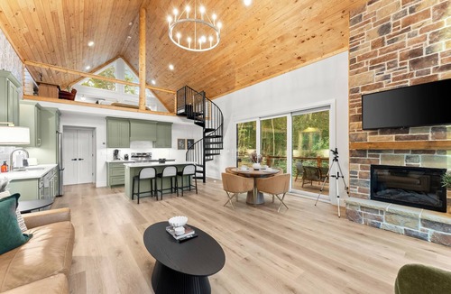Cleveland Cabin | The Hightower Cabin | 37 Acres | Hot Tub | 2 Kings | Pickleball | Mountain Views | <30 minutes to Helen | Book Multiple Cabins for Larger Groups