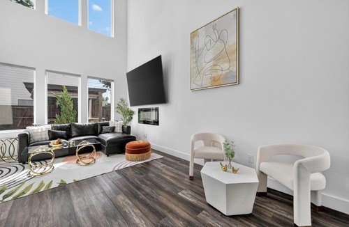 Dallas House | The Hollywood House a Luxury Home With an Outdoor Kitchen and 100 Inch TV