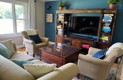 Mount Morris House | THE HUB 3BD 2BA Entire House FRESH FUN 1980s Board Game Vibe beside Letchworth State Park & near SUNY Geneseo