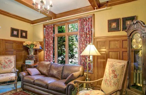Jamestown Bed & Breakfast | The Isabella Room at The Oaks Hotel-2 Twin Beds
