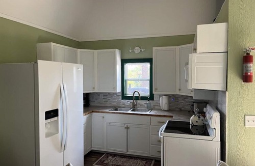 Royal Cabin | The Juniper ~ Cabin Fourteen ~ Pet Friendly ~ Lakefront