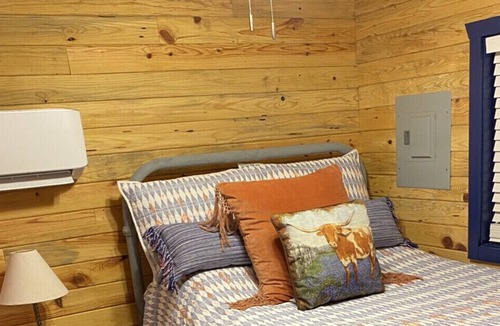 Maud Cabin | The Legends - Cabin in the heart of Maud Texas