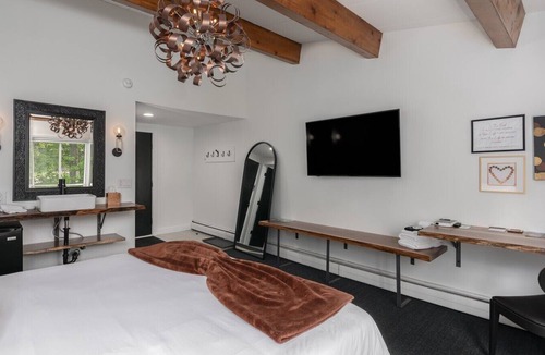 Ellicottville Cabin | The Lincoln Boutique Motel- Upper Deluxe King #7