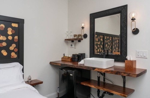 Ellicottville Cabin | The Lincoln Boutique Motel- Upper Deluxe King #7