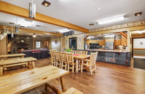 Bladensburg Cabin | The Little Lodge. Disconnect from your fast pace with friends and family.