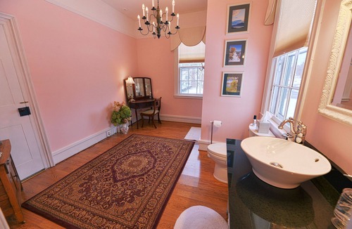 Canandaigua Bed & Breakfast | The Muir - Exclusive Ensuite, Garden View