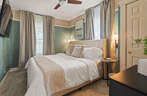 Dayton House | The Paper Plane Pool - Sauna - Poker Room - Sleeps 8