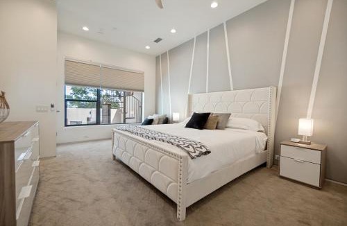 Old East Dallas House | The Q Dallas - Rooftop Sauna Gym Vacation Home Downtown