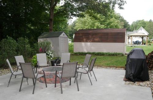 Conneaut Lakeshore Apartment | The Red Haven at Conneaut Lake