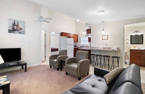 Geneva-on-the-Lake Cottage | The Riesling Cottage - GOTL Strip - Cozy & Quaint