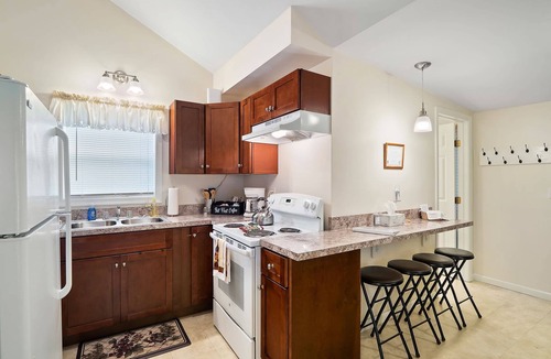 Geneva-on-the-Lake Cottage | The Riesling Cottage - GOTL Strip - Cozy & Quaint