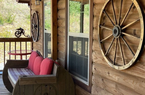 Clayton Cabin | The Romantic LOVE NEST mountain Log Cabin w/Lake view-5 minutes from the beach!