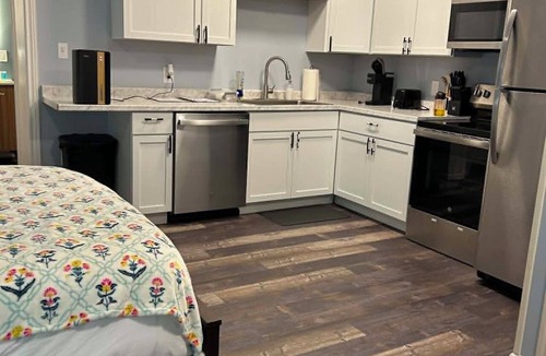 Renick Apartment | The Rustic Railroad Studio 5 Min to HWY 63 Kitchen + Washer/Dryer