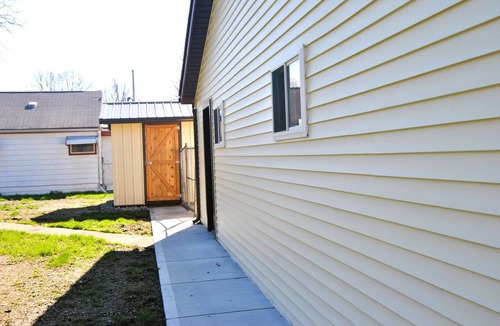 Conneaut House | The Stacy, adjacent to Lake Erie, family friendly and great fishing spot.