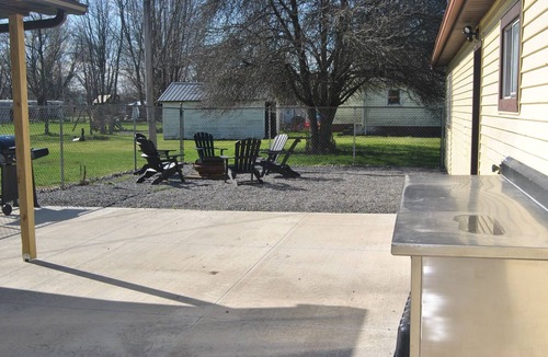 Conneaut House | The Stacy, adjacent to Lake Erie, family friendly and great fishing spot.